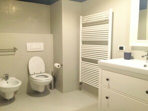 Shower, bidet - Apartment in Ghiffa with Lake Maggiore Views (Ghiffa)