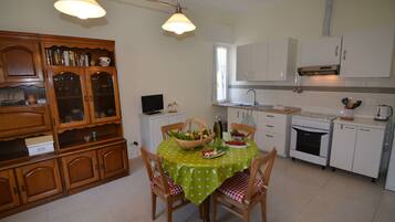 Frigorifero, forno, piano cottura, bollitore elettrico