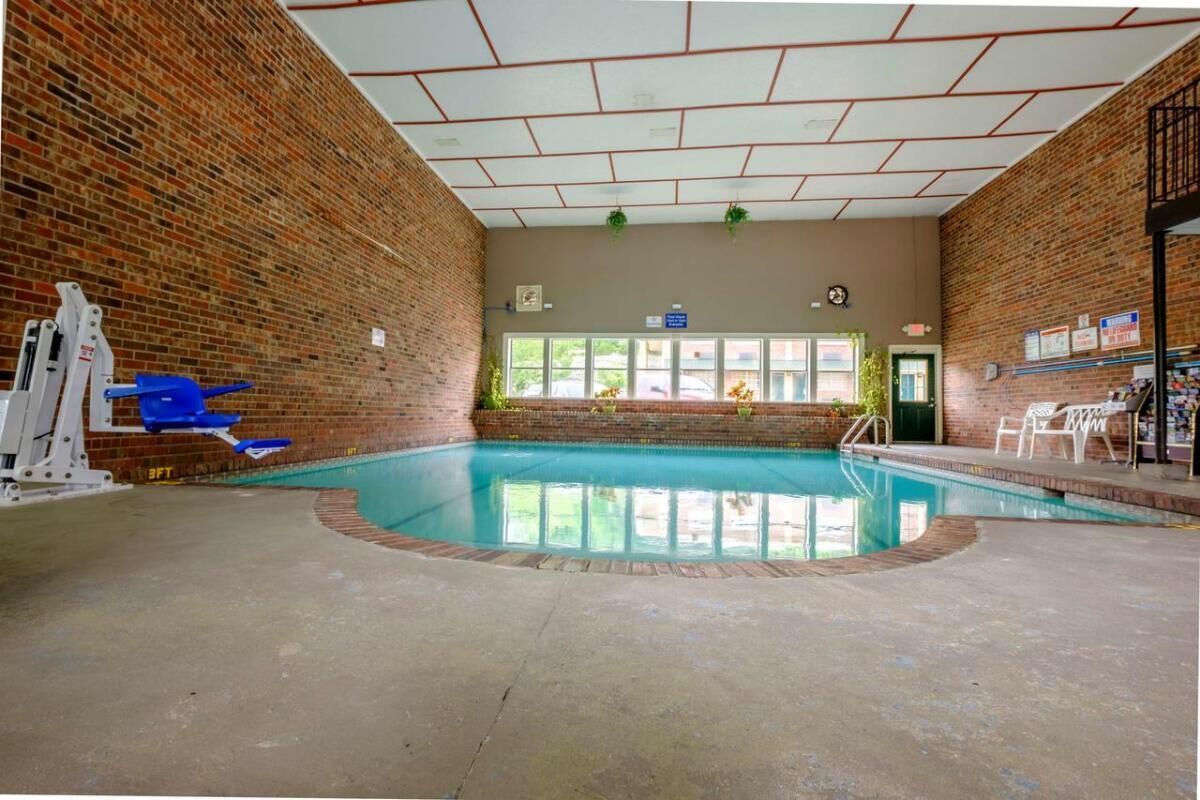 Look No Further! 3 Great Units, Pool, Close to Coker Tire Museum, Pets Allowed!