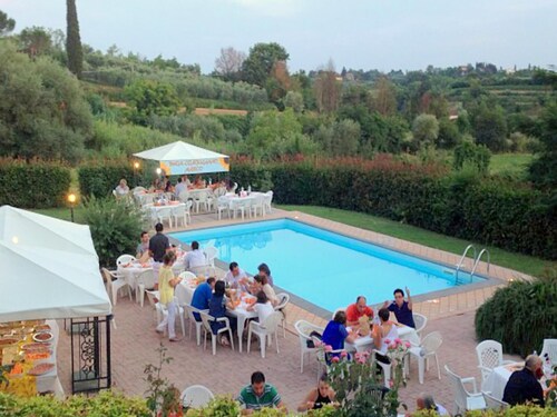 Zonovergoten huis met zwembad