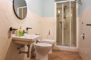 Shower, bidet - Belvilla by OYO Casetta (Vinci)