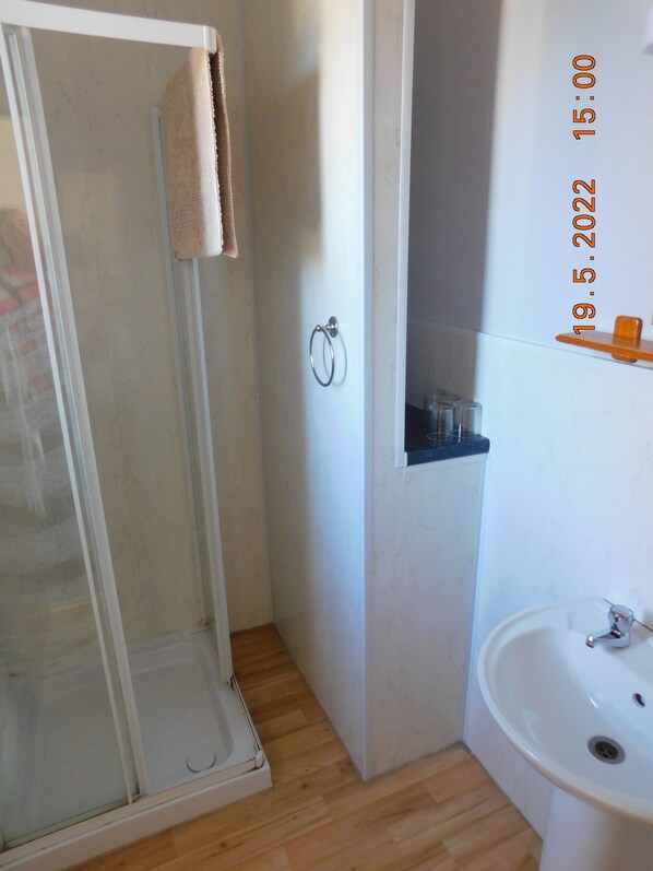 غرفة عائلية - بحمام خاص (En suite shower/Shared WC) | حمام | مجففات شعر، مناشف
