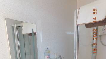 Double Room, Ensuite (En suite shower/Shared WC) | Bathroom | Hair dryer, towels
