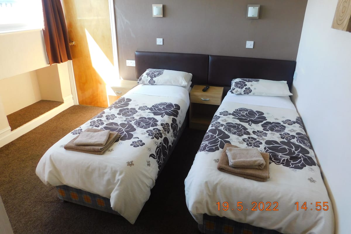 Twin Room, Ensuite (En suite Shower/Shared WC)
