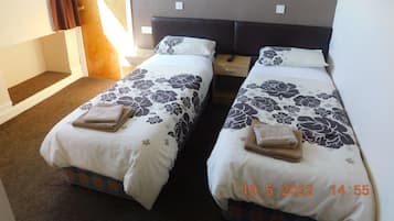 雙床房, 獨立浴室 (En suite Shower/Shared WC) | 遮光布/窗簾、熨斗/熨衣板、床單