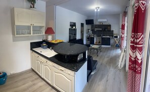 KĂŒhlschrank, Mikrowelle, Ofen, Herdplatte