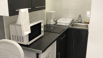 Een koelkast, een microgolfoven, een oven, een kookplaat