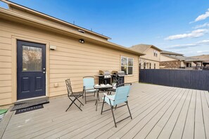 Outdoor dining - Nice and cozy home with  4 bedroom . Closed to downtown and Q2 stadium , Tesla (Pflugerville)