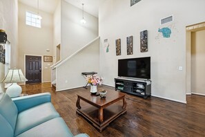 Living area - Nice and cozy home with  4 bedroom . Closed to downtown and Q2 stadium , Tesla (Pflugerville)