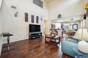 Living area - Nice and cozy home with  4 bedroom . Closed to downtown and Q2 stadium , Tesla (Pflugerville)