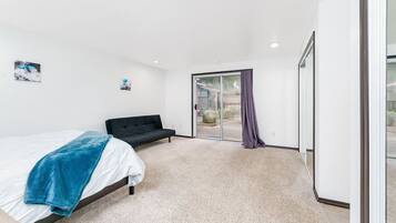 3 bedrooms, desk, iron/ironing board, free WiFi