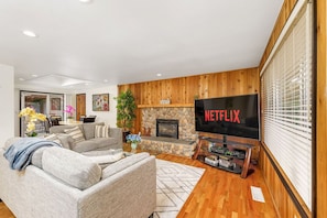 Smart TV, chimenea y videojuegos