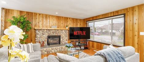 Living area | Smart TV, fireplace, video games