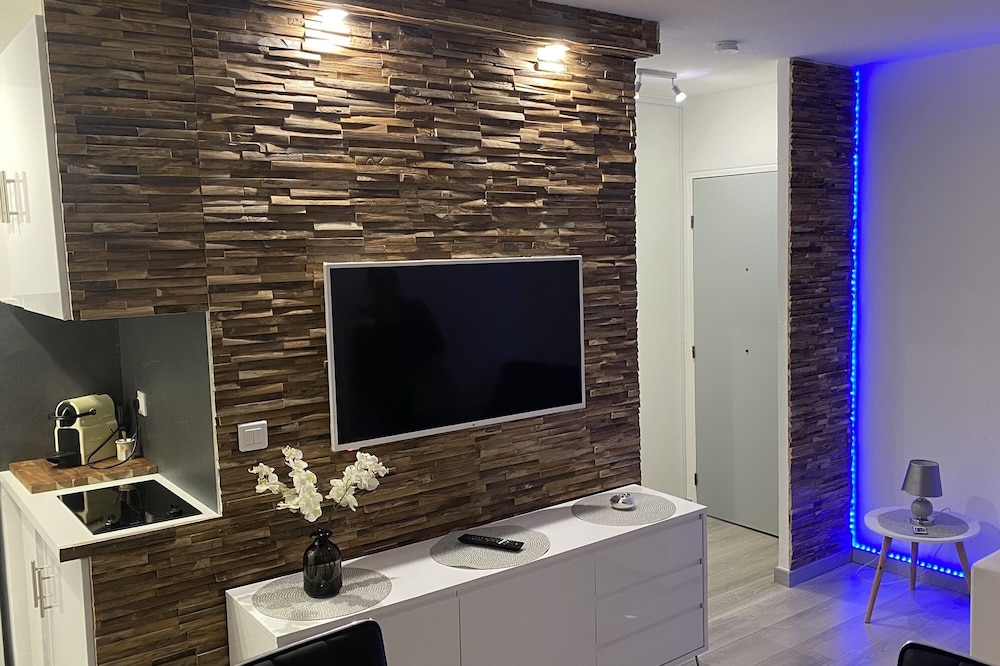 Luxurious studio in a quiet park with swimming pools
