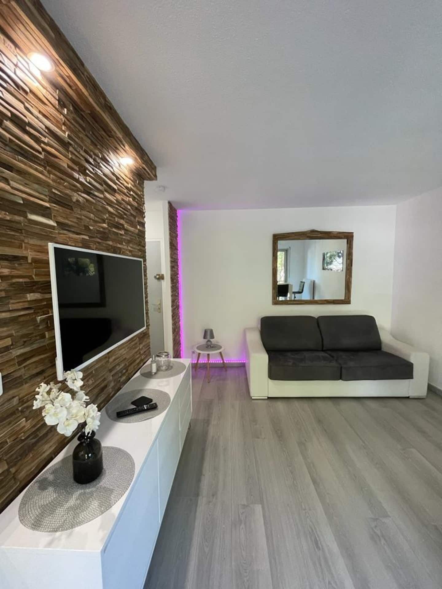 Luxurious studio in a quiet park with swimming pools