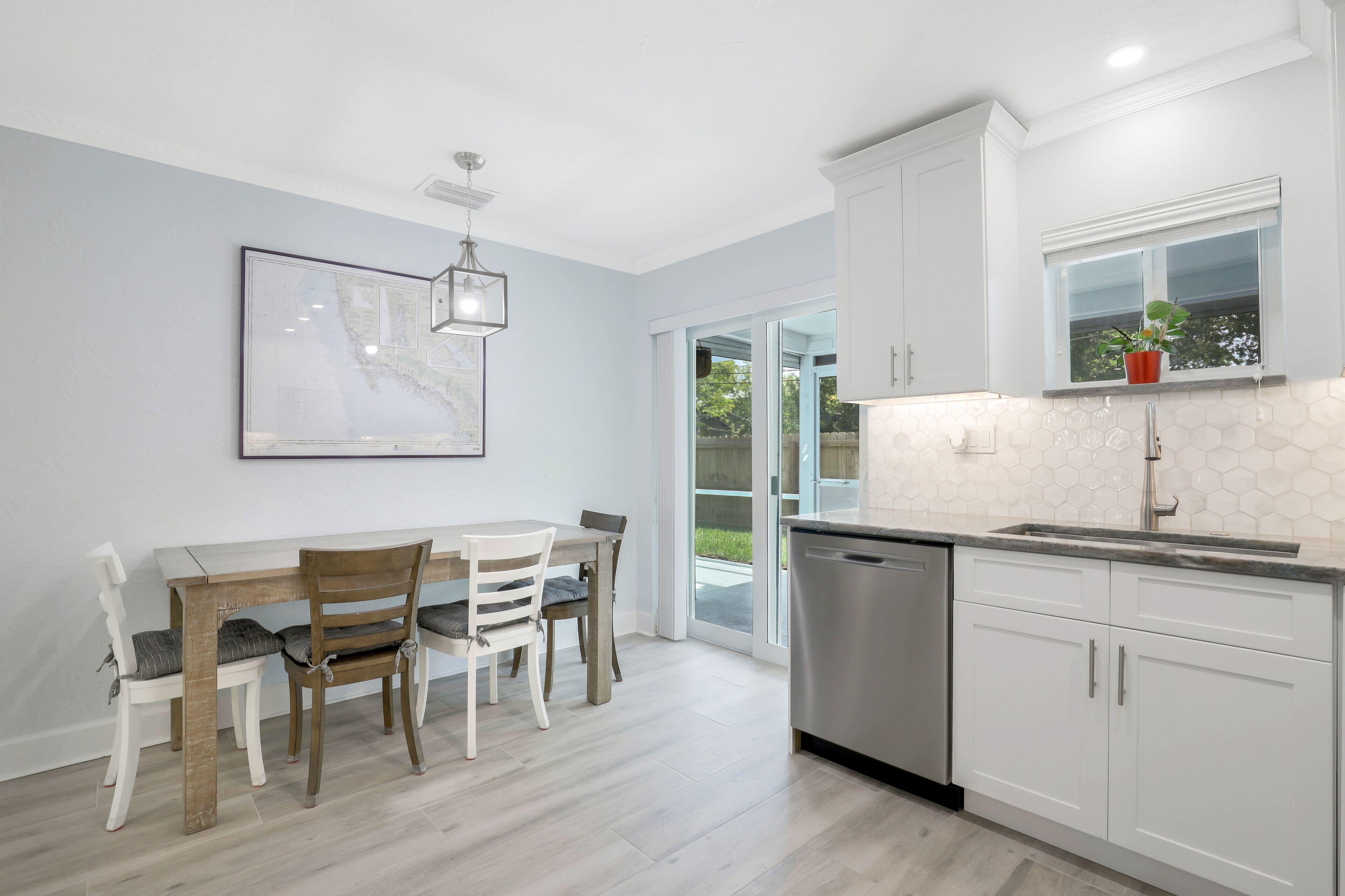 Executive 2/1 with private pool and lanai 3/4 mile from 5th Ave!