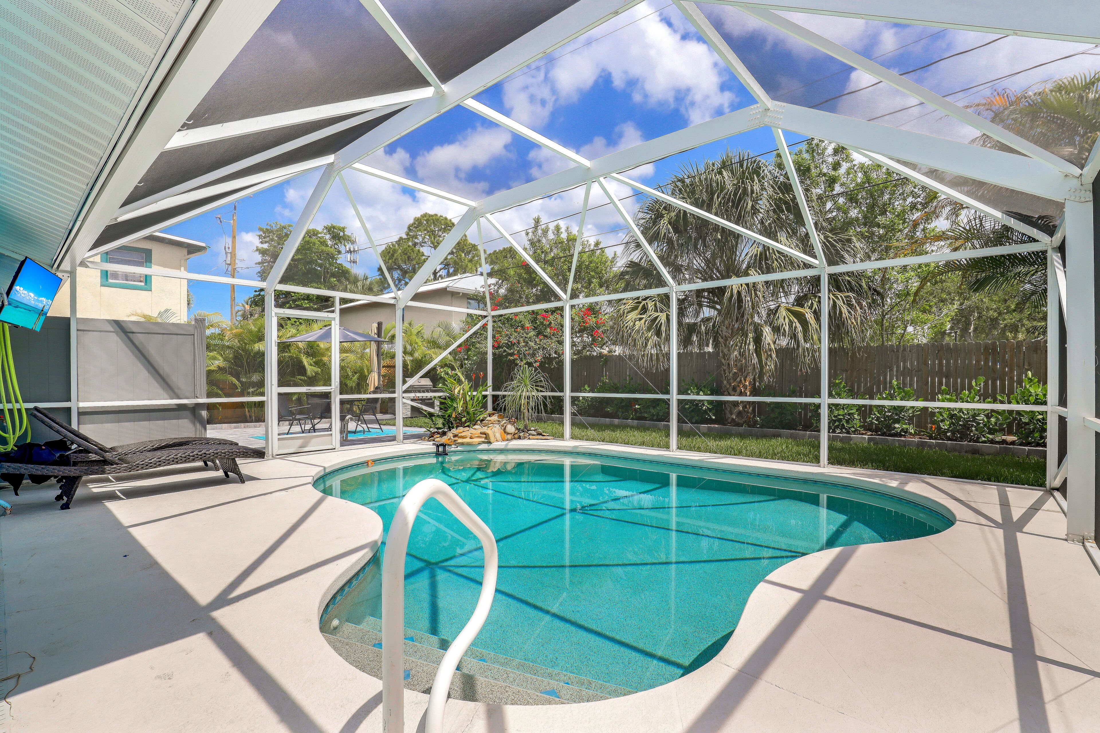 Executive 2/1 with private pool and lanai 3/4 mile from 5th Ave!