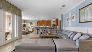 Huis | Woonruimte | Smart-tv, tafelvoetbal, een tafeltennistafel en streamingdiensten