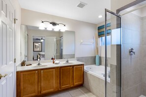 House | Bathroom | Hair dryer, towels, toilet paper - Florida Breeze (Kissimmee)