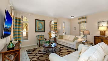 單棟房屋 | 客廳 | 55 吋智能電視連數碼電視頻道、足球機、乒乓球設施