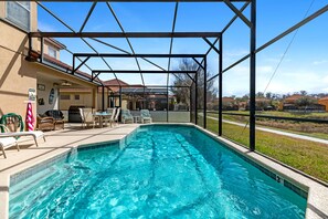 室外游泳池，日光浴躺椅