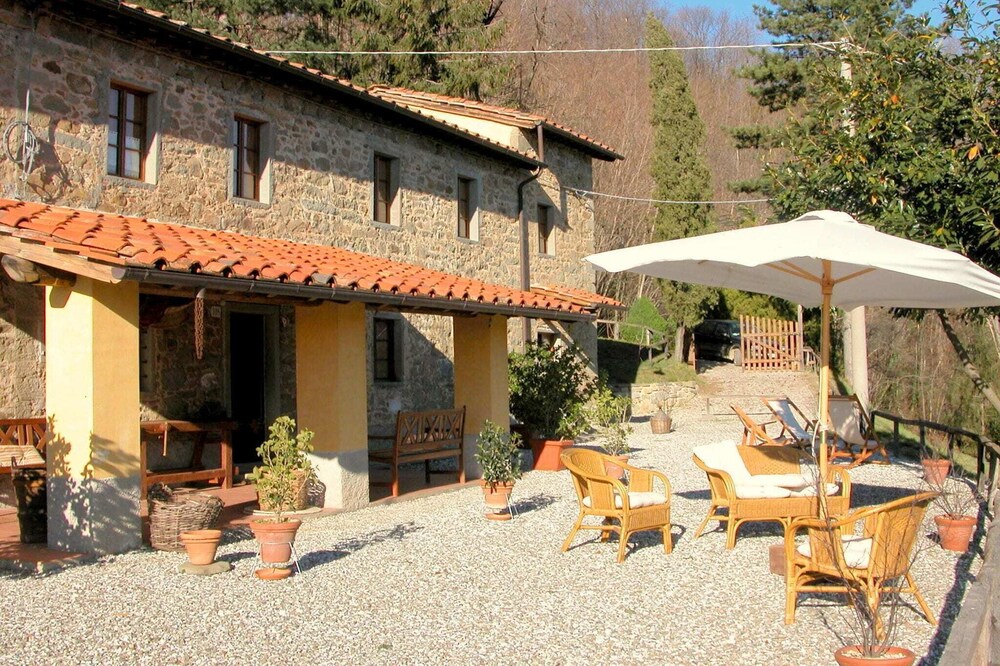 Vintage Cottage in Pescia with Jacuzzi