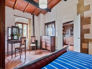 3 bedrooms, WiFi - Hillside Retreat with a View (Castelfranco Piandiscò)