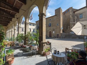 Outdoor dining - Farmhouse in Tuscany with Panoramic Pool (Castiglion Fiorentino)