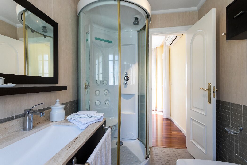 Combined shower/tub, bidet
