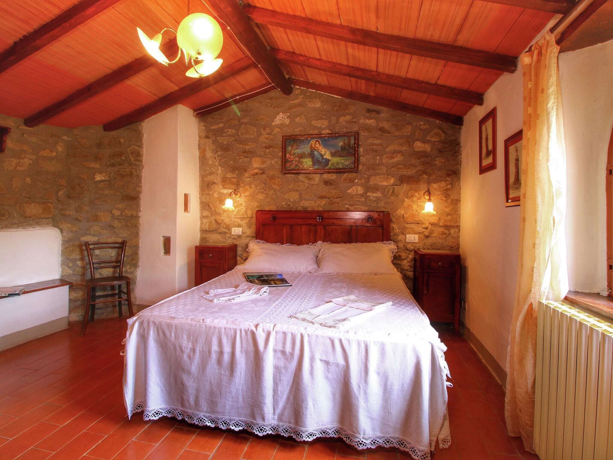 Farmhouse in Cortona wit garden and pool