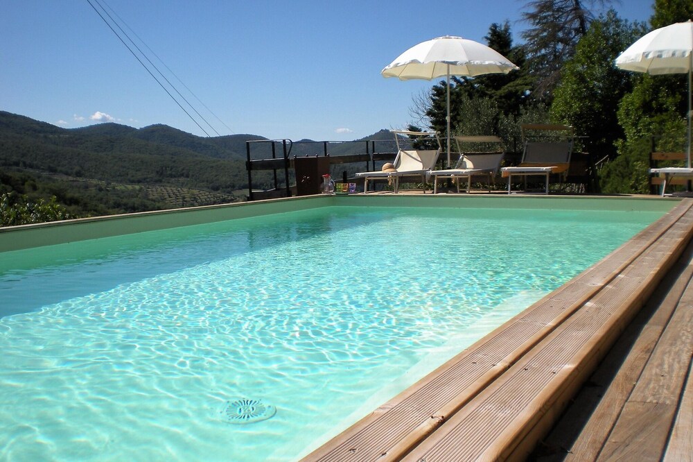 Farmhouse in Cortona wit garden and pool
