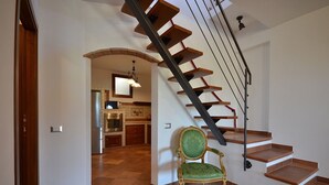 A staircase with a modern design, leading to an upper floor. - Belvilla by OYO Gatterino (Peccioli)