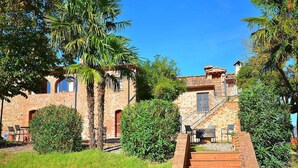 Un edificio in pietra con una scala in mattoni che conduce a una porta.