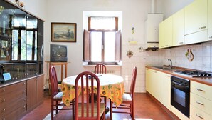 Fridge, oven, stovetop, dining table - Apartment for 5 with pool (Massa Marittima)