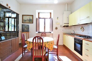 Geladeira, fogão, cooktop, mesas de jantar
