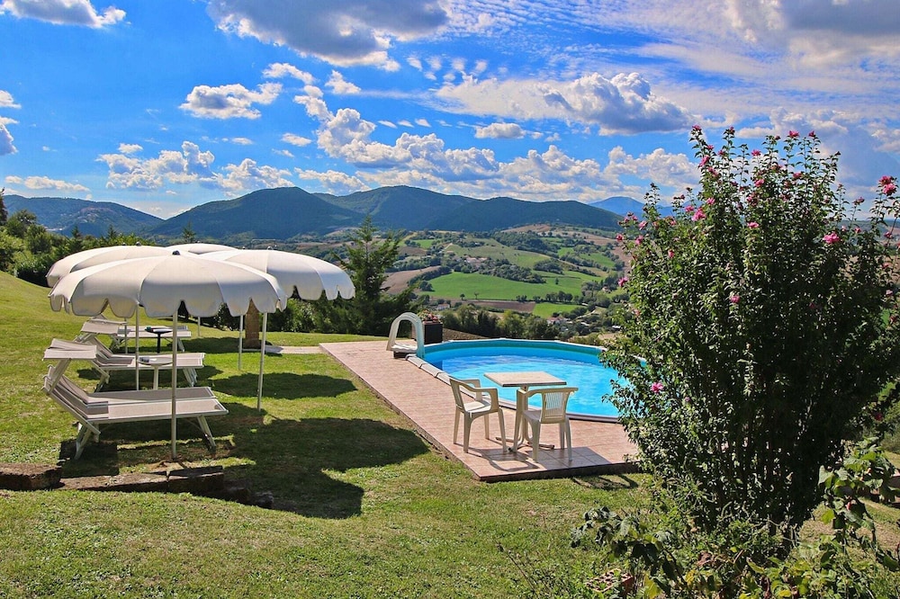 Flat with swimming pool, garden, BBQ and parking