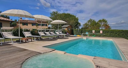 Cottage in Montelabbate with Pool & Forest