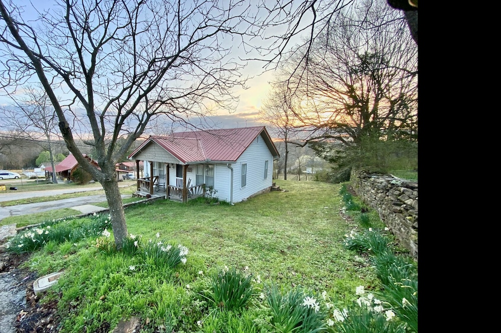 The Chandler House, 211 N Peabody Ave, Moutain View, Ar. 72560