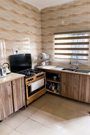 Frigorifero, microonde, forno, piano cottura