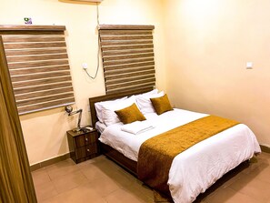 1 dormitorio, tabla de planchar con plancha, wifi y ropa de cama