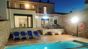 A swimming pool with lounge chairs, a staircase leading to an upper level, and a stone wall with a lifebuoy. - Vacation home in Baixo Alentejo, with swimming pool and barbecue, half an hour from the Algarve (Santa Clara-a-Nova, Almodôvar)