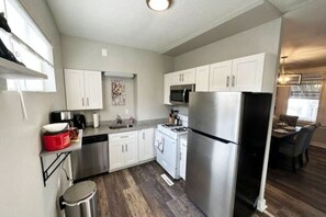 Fridge, microwave, oven, stovetop - Gem house in the Pittsburgh suburbs (Pittsburgh)