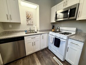 Fridge, microwave, oven, stovetop - Gem house in the Pittsburgh suburbs (Pittsburgh)