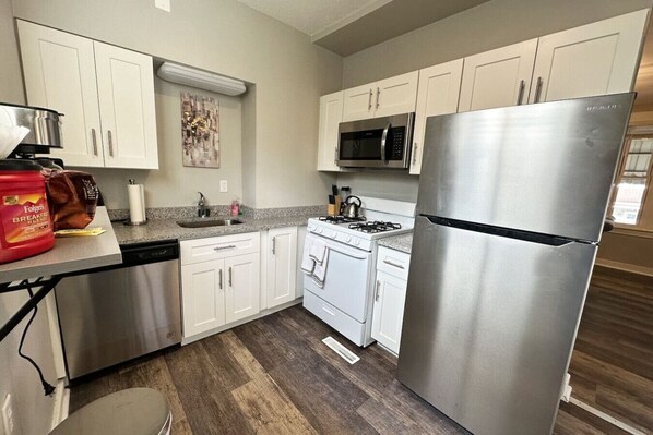 Jääkaappi, mikroaaltouuni, uuni, liesi