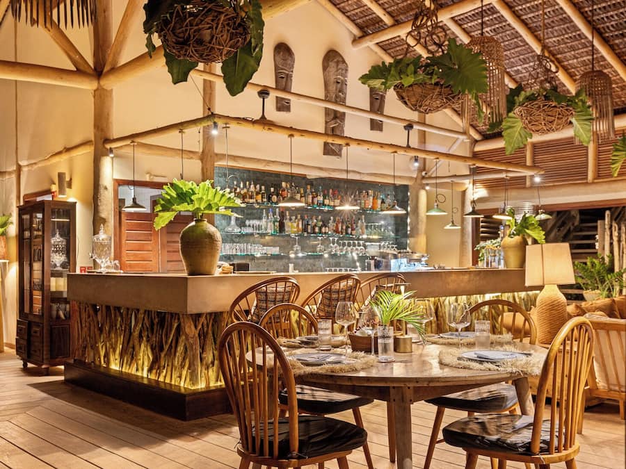 Serviço de café da manhã, local e internacional, vistas para a praia