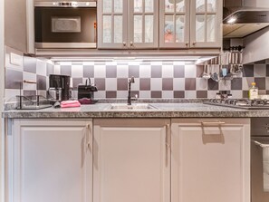 Kjøleskap, mikrobølgeovn, ovn og oppvaskmaskin