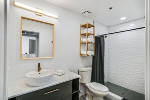 Dusche, Haartrockner, Handtücher, Toilettenpapier