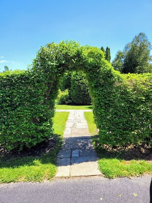 Property grounds - Historic quaint property. Enjoy a day at the beach then a dip in pool and relax. (Charlestown)