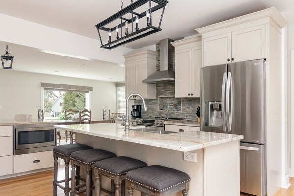 Jääkaappi, mikroaaltouuni, uuni, liesi