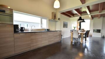 Réfrigérateur, micro-ondes, plaque de cuisson, lave-vaisselle